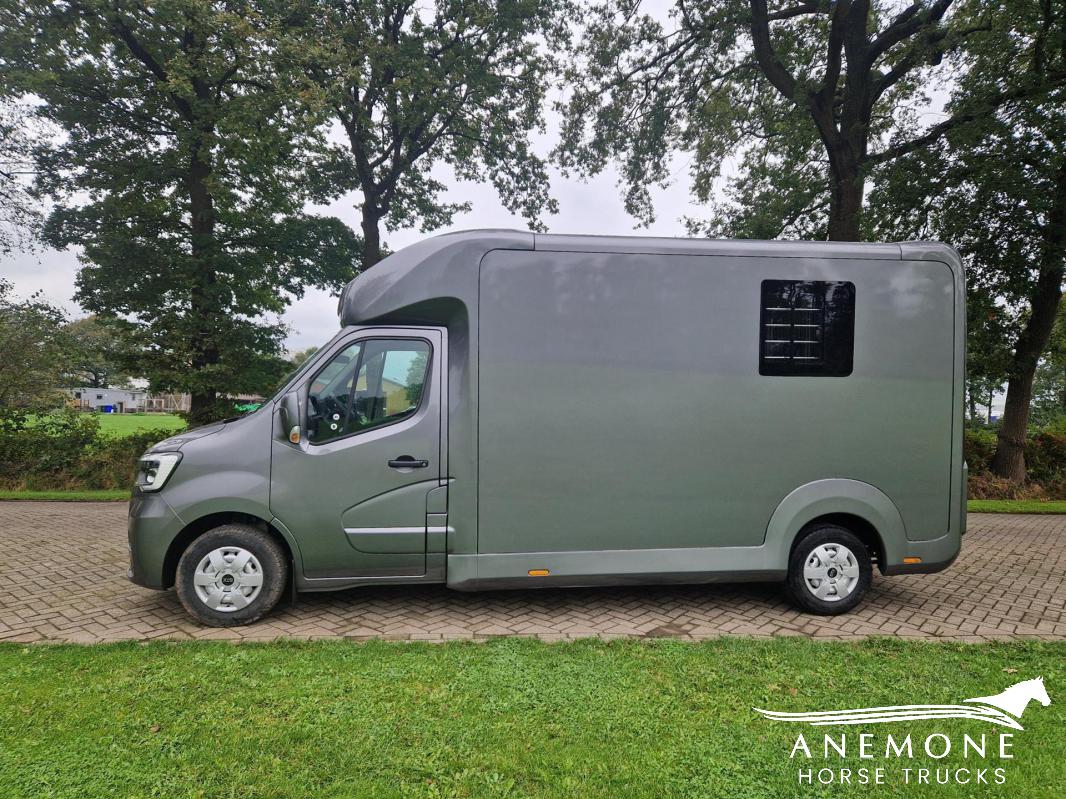 Renault Master RED STX 61