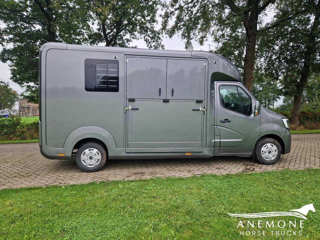 Renault Master RED STX 61