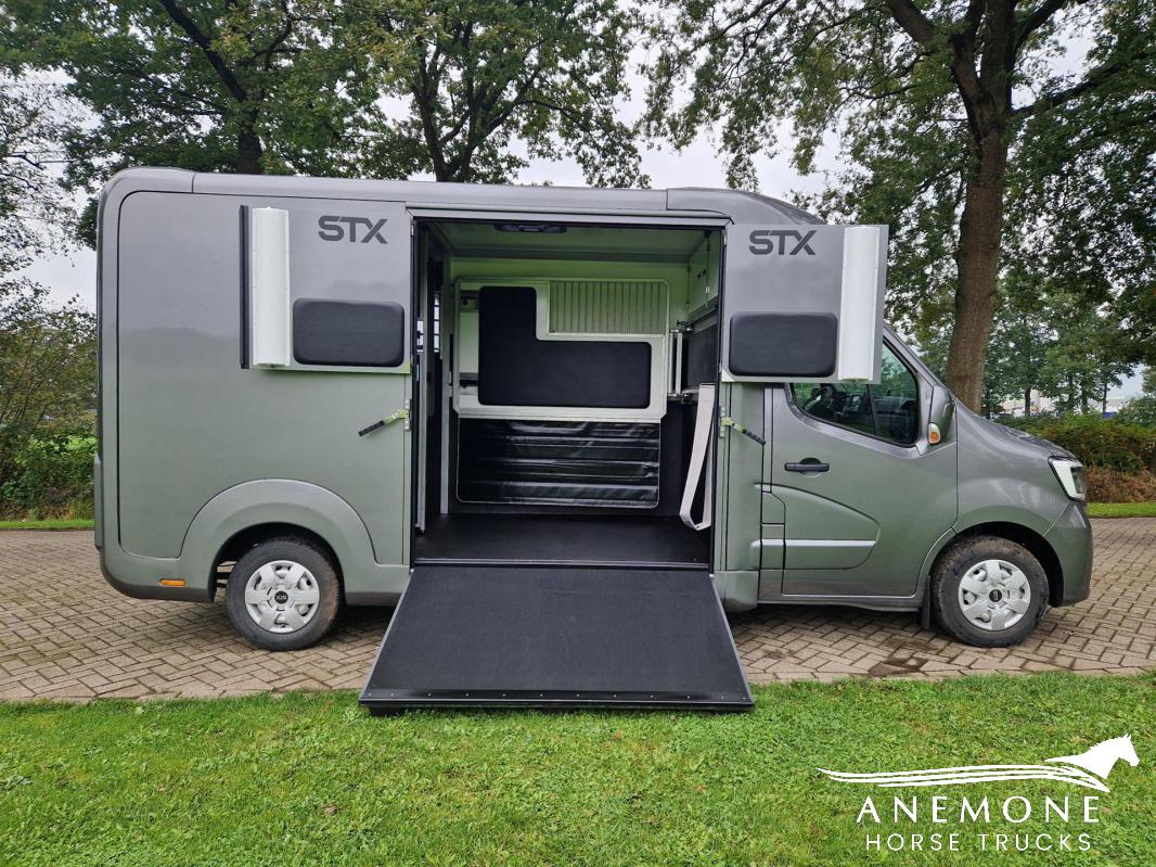 Renault Master RED STX 61