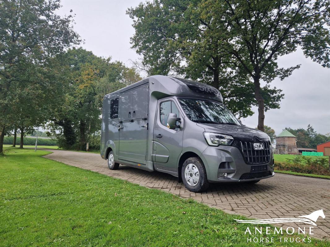 Renault Master RED STX 61